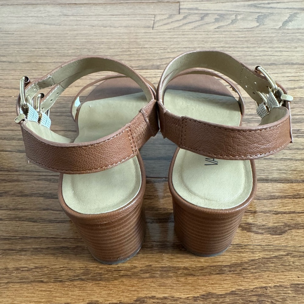 Vaneli Morel tan heels - Picture 4 of 10